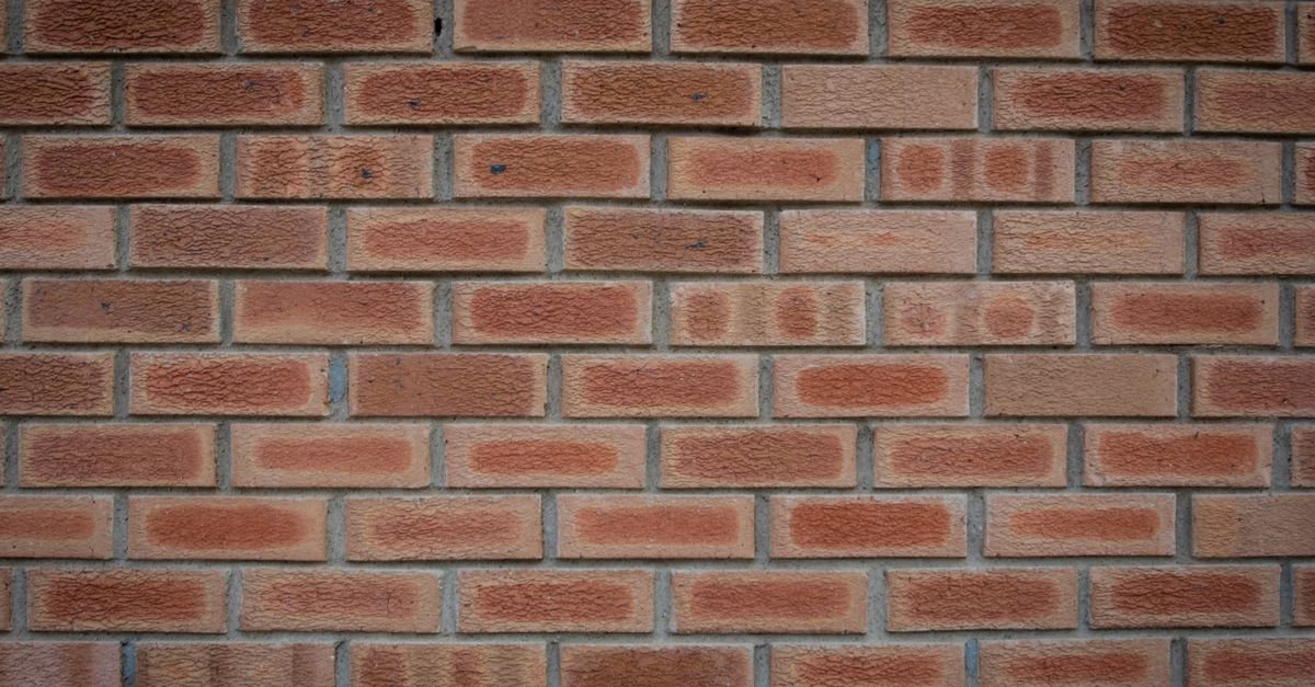 Close-up of a sound, evenly colored red brick wall suitable for approved low-pressure cleaning