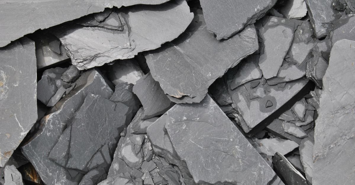 Broken slate showing the layered bedding planes that delaminate under pressure