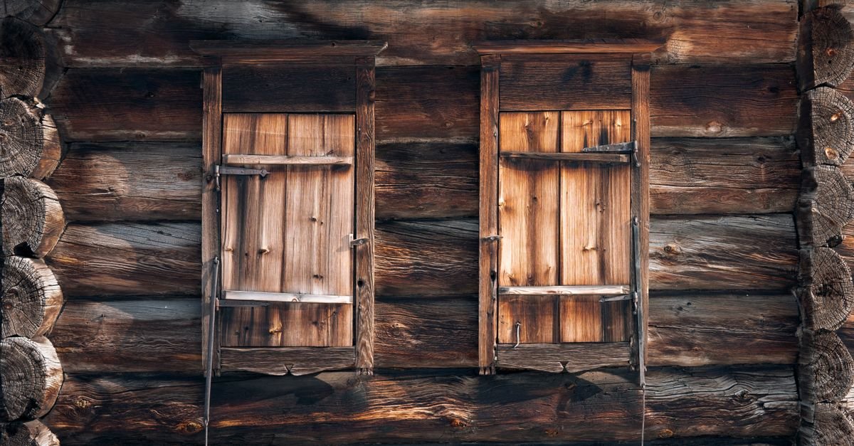 Detail of a log house exterior showing the horizontal seams between stacked log courses
