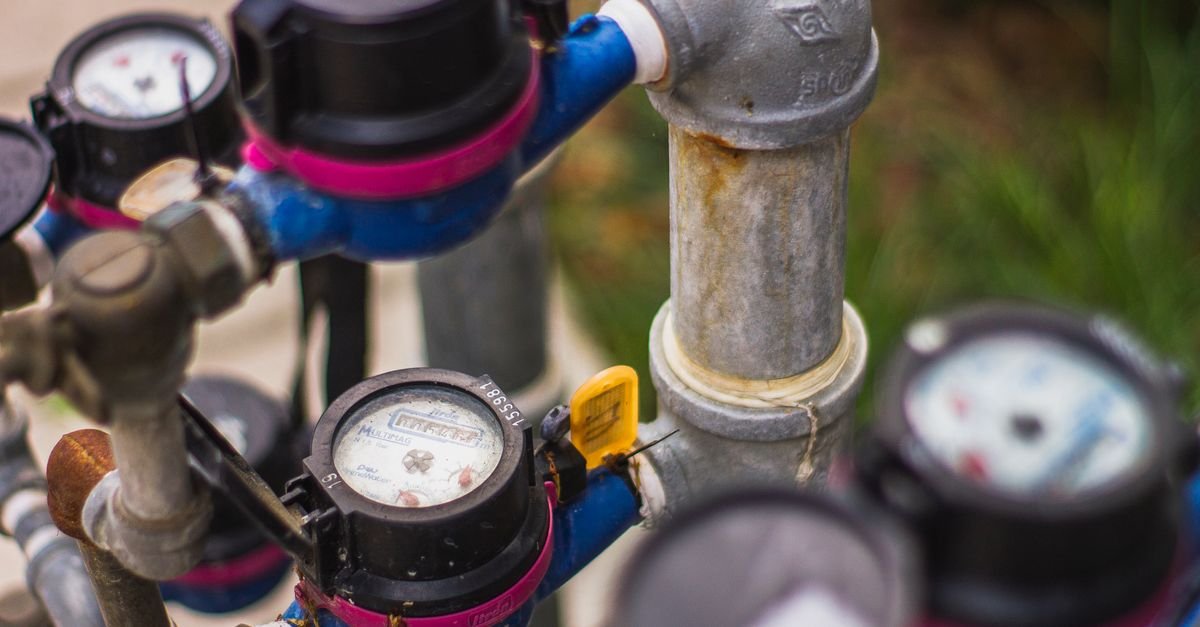 Industrial water pressure gauges mounted on outdoor pipework, the static reading that tells you almost nothing about flow rate