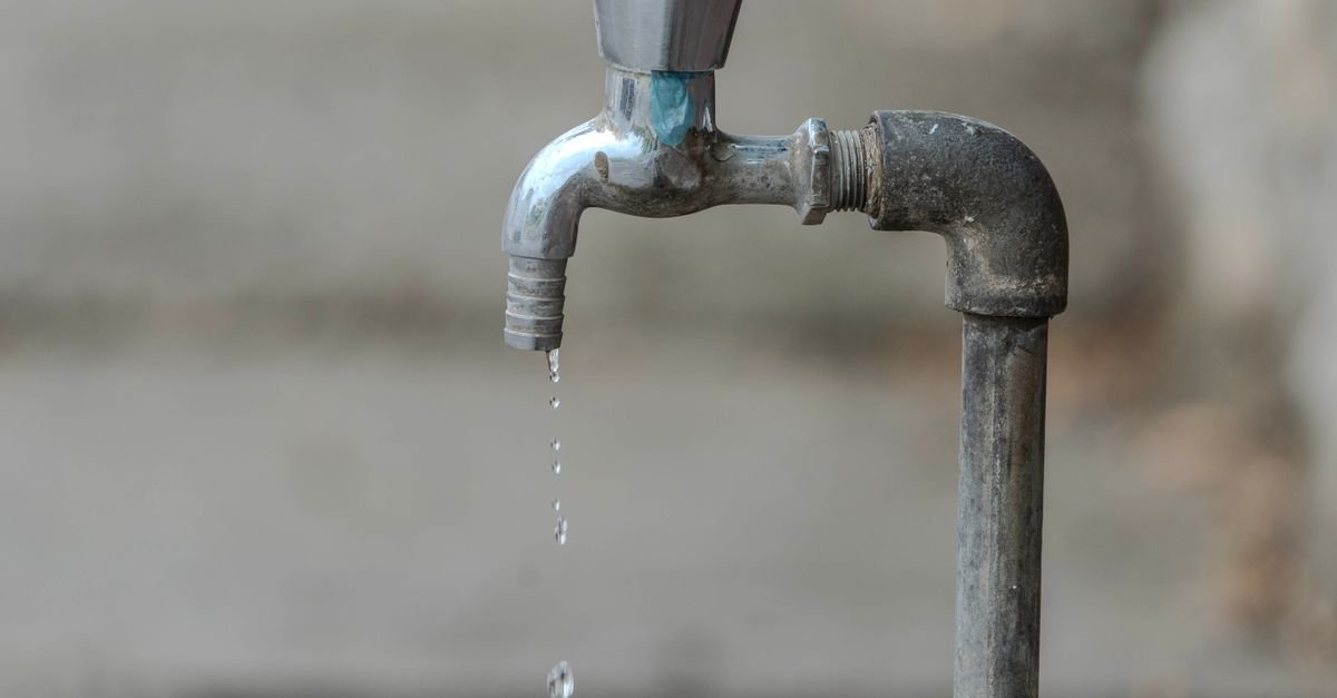 A single droplet falling from an outdoor water tap, the size of leak that stops a total stop system ever seeing full pressure