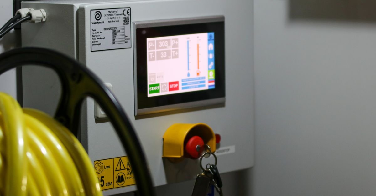 The rating plate and control screen on a stationary high-pressure washing machine, listing working pressure, flow and power